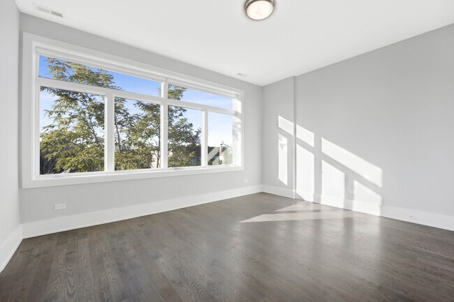 Building Photo - 562 W 18th St