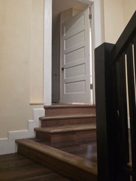 Building Photo - 833 N 4th Ave