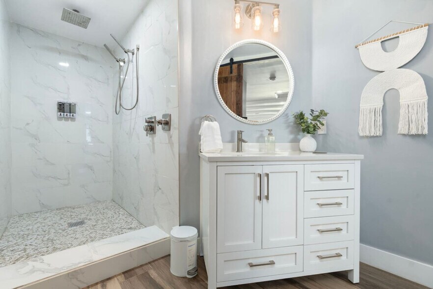 Building Photo - 1010 E Sorenson Cir