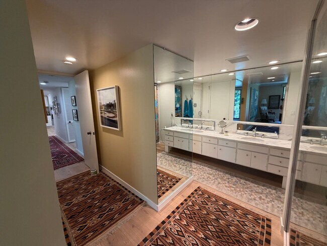 Building Photo - 3 bedroom | 2 bathroom | 4th floor condo in East Sacramento