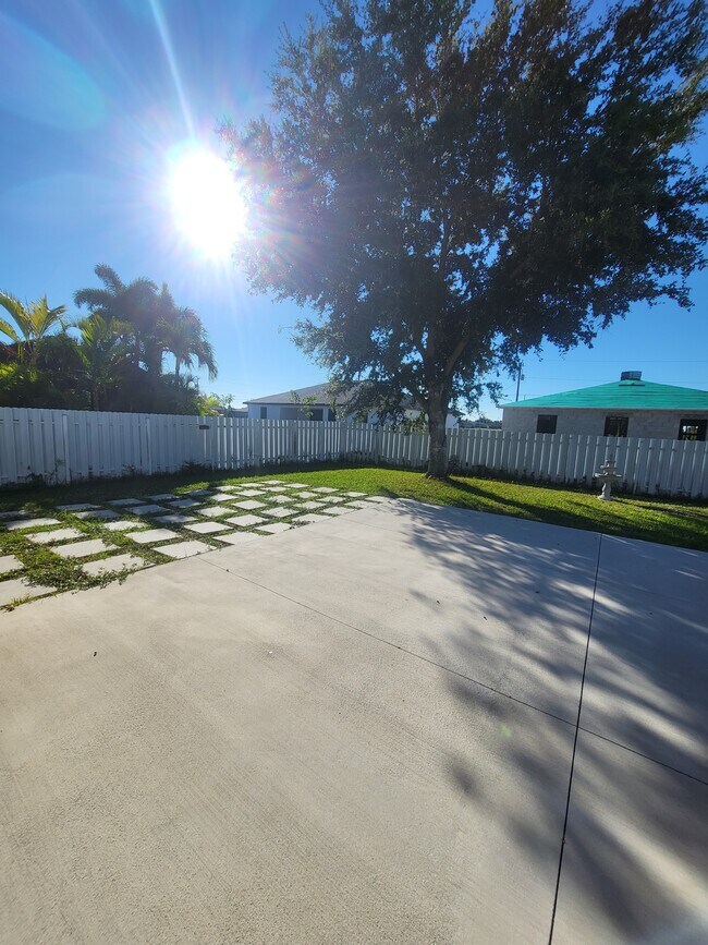 Building Photo - 1008 NW 12th Terrace