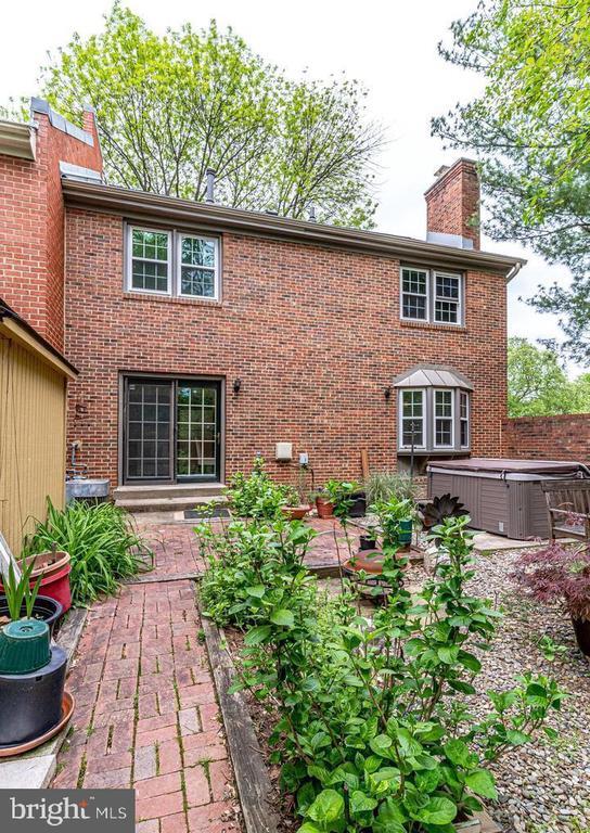 Building Photo - 6014 Stoneygate Ct