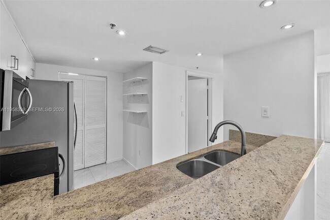 Building Photo - 650 West Ave