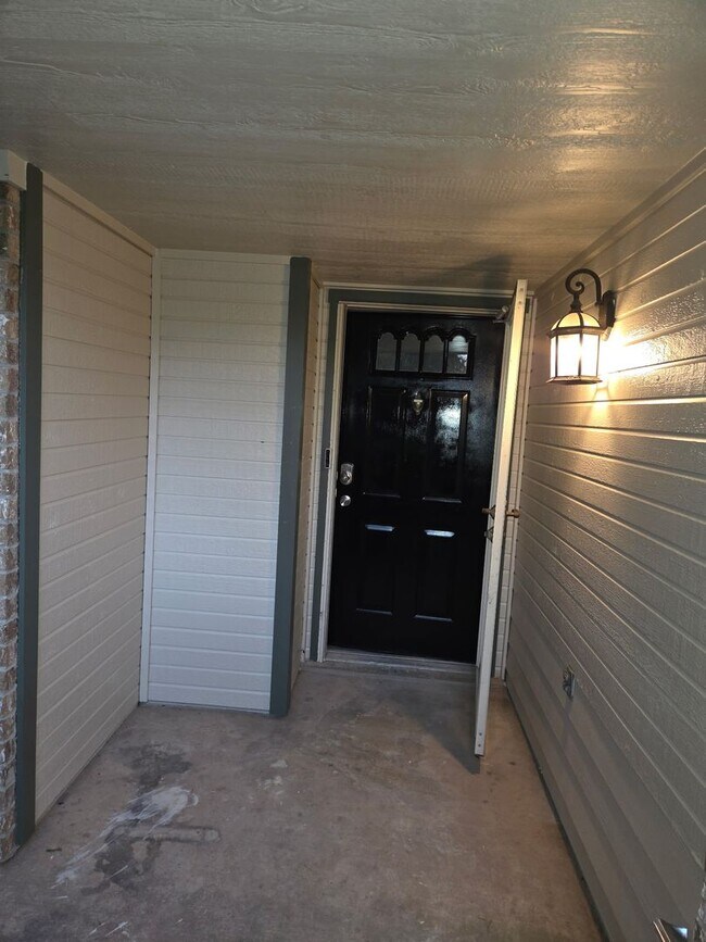 Building Photo - Beautifully Remodeled 4 Bedroom + Office H...