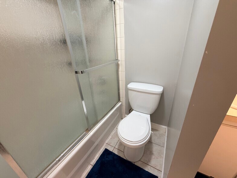 Common Bath - 2 Stevens Pl