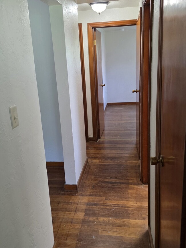 Building Photo - "Charming 3-Bedroom Home with Gleaming Har...