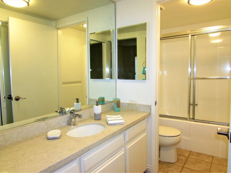 Building Photo - 557 W Stocker St