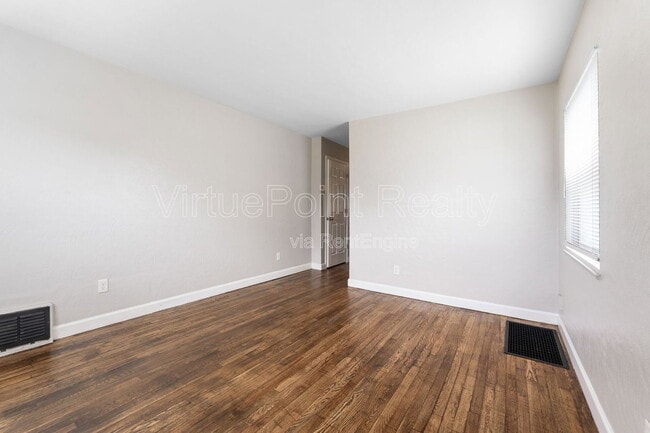 Building Photo - 390 S Powell Ave