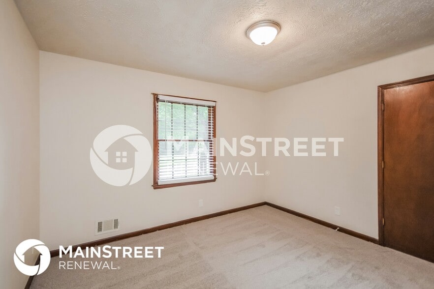 Building Photo - 2245 Pinewood Dr