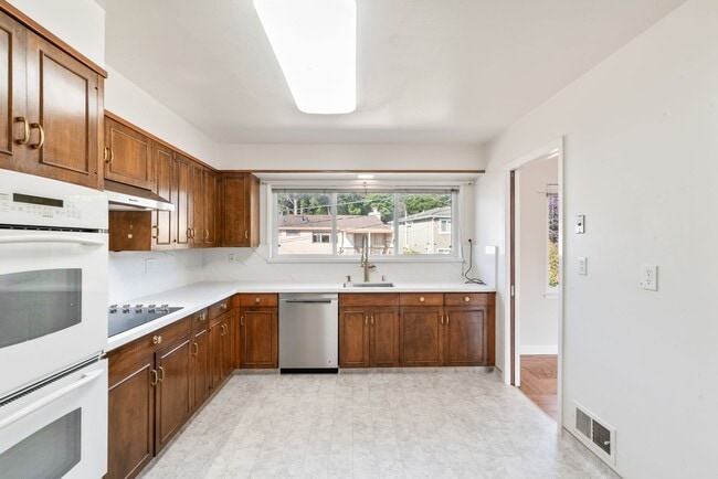 Building Photo - Charming Single-Family Home in a Desirable...