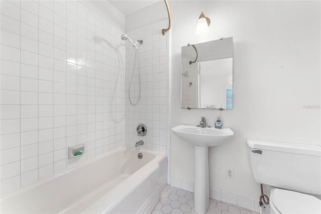 Building Photo - 220 Overlook Rd