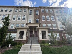 Building Photo - 9718 Vang Dr