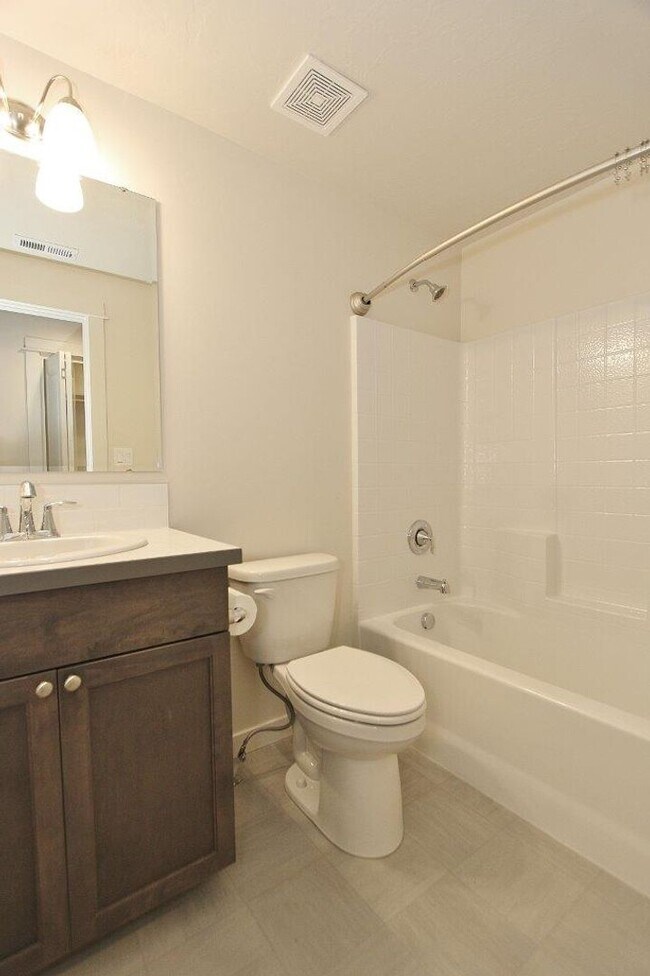 Building Photo - Immaculate Single-Level Home in a Quiet Ne...