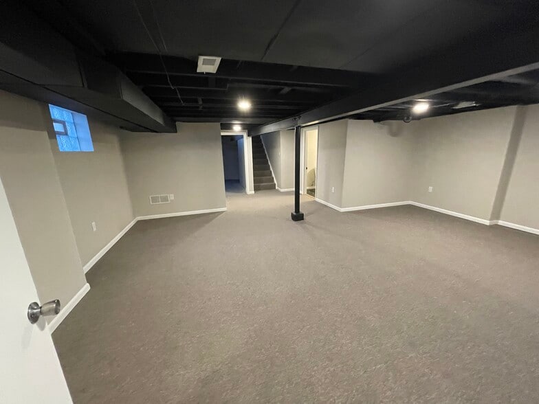 Building Photo - 7725 Bowen Ave