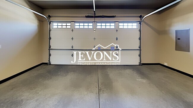 Building Photo - Spacious duplex with master bedroom, backy...