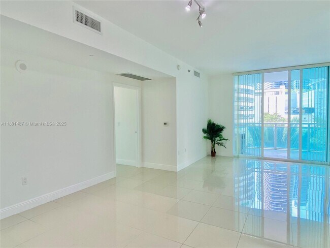 Building Photo - 950 Brickell Bay Dr