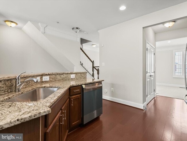 Building Photo - 5803 Lois Ln