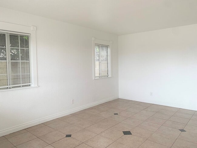 Building Photo - Spacious 4 Bedroom, 3 Bathroom Home with Driveway