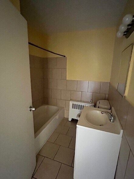 Building Photo - 6931 Oakland St