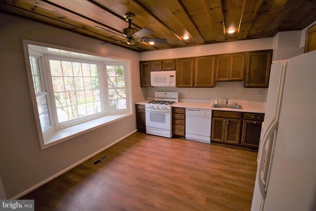 Building Photo - 8243 Cedar Landing Ct