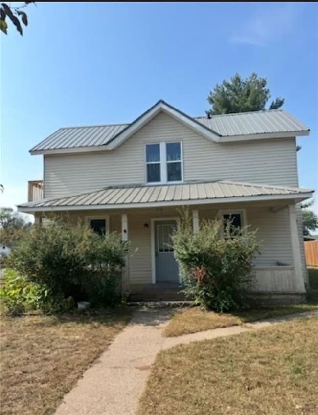 Building Photo - 328 6th St W