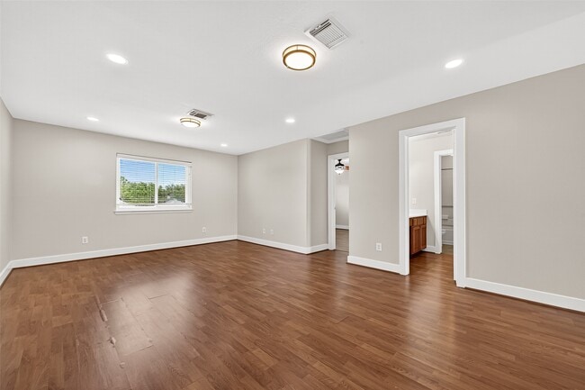 Building Photo - 6247 Settlers Lake Cir E