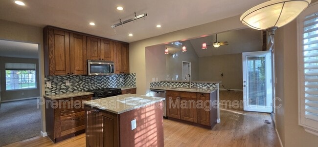 Building Photo - 572 W Jamison Pl