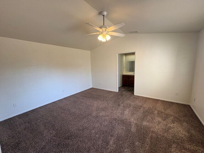 Building Photo - Cozy Home On Spacious Lot In Tulare Available Now!