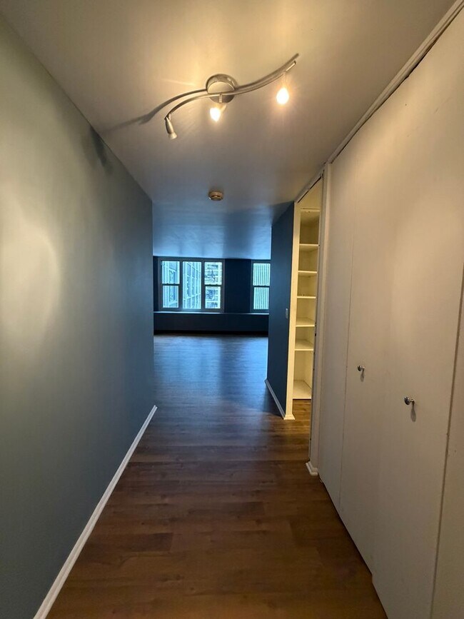 Building Photo - 400 E Randolph St