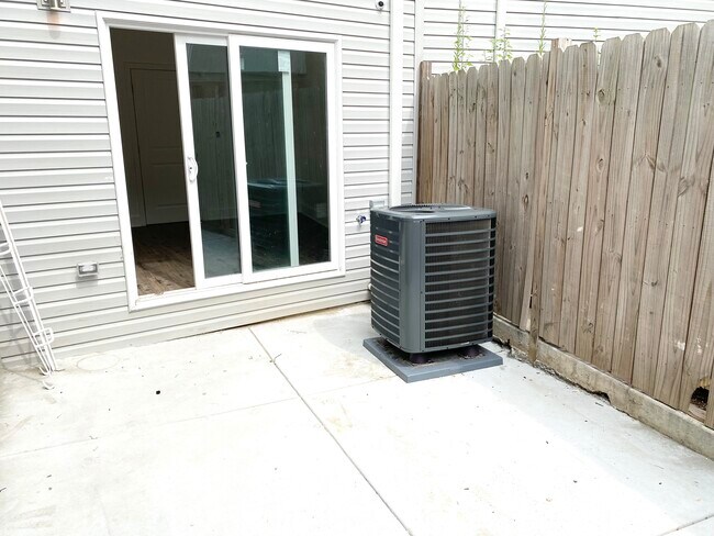 Building Photo - 2425 Frankford Ave