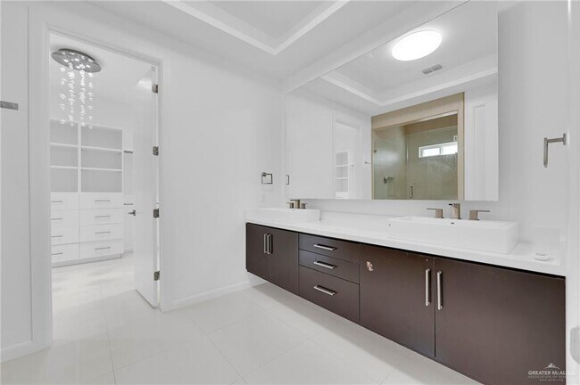 Building Photo - 18 Redbud Ave W