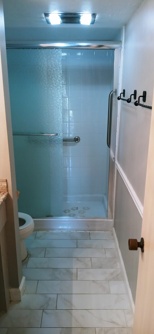 Secondary bathroom showing shower w/slider doors - 4193 Abbey Court
