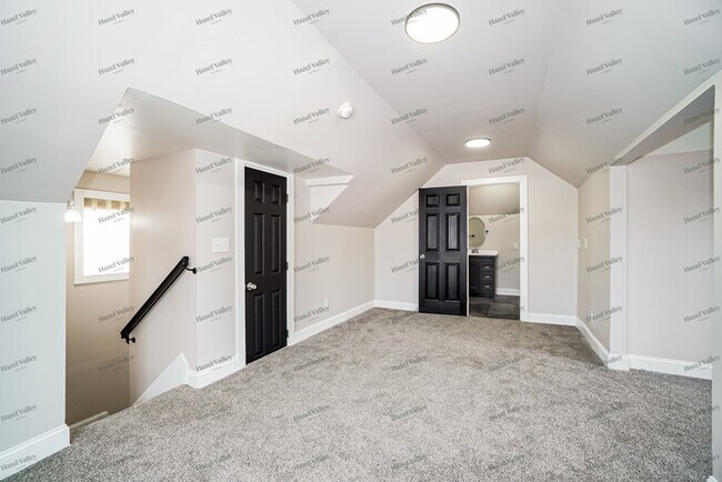 Building Photo - 1468 E Whittier St