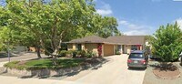 Building Photo - Great Neighborhood - 3 bedroom house with ...