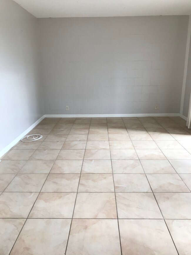 Building Photo - 2873 S King St