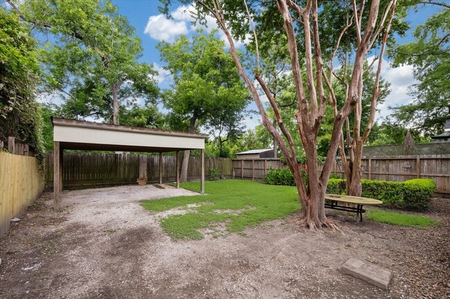 Building Photo - 409 Pecore St