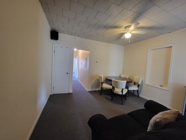 Building Photo - 902 N 5th St