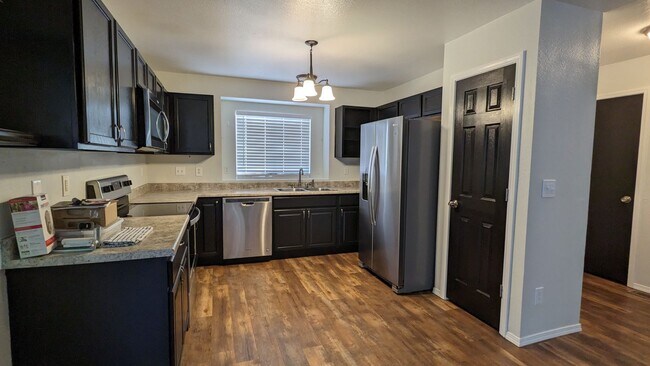 Building Photo - 5444 Hicks Dr