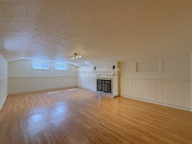Building Photo - MOVE IN SPECIAL! ONE MONTH FREE! Timeless SE Portland 3 Bed Home w/Backyard, Hardwood Floors, & B...