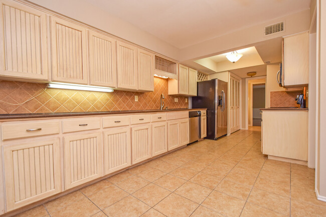 Building Photo - 3 Bedroom Townhouse - Northwest Hills