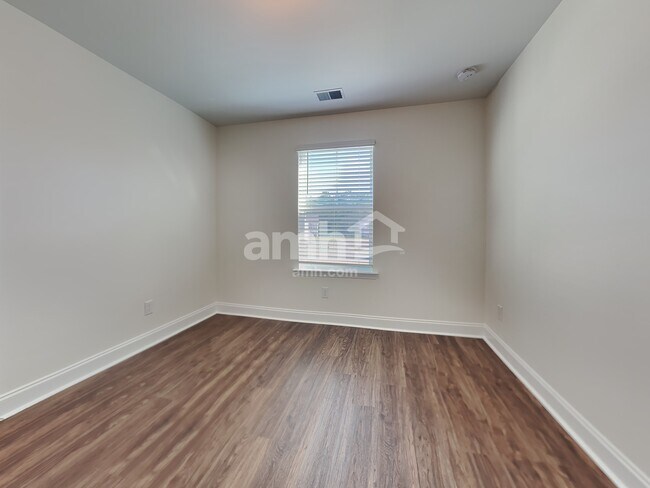 Building Photo - 223 S Live Oak Dr