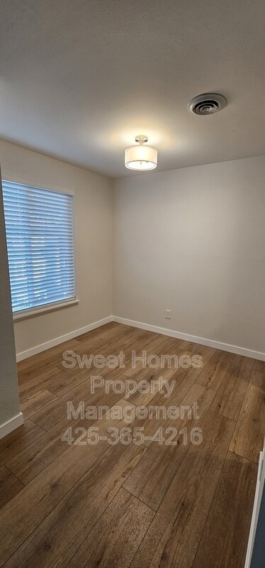 Building Photo - 12107 NE Bel Red Rd