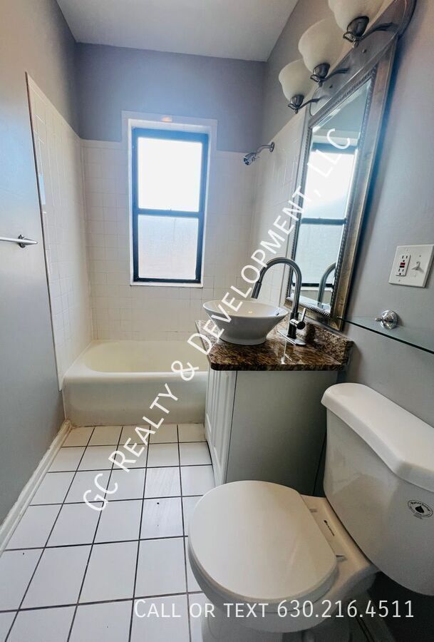 Building Photo - ***LOGAN SQUARE / 2 BDRM / SS APPL INCL / ...