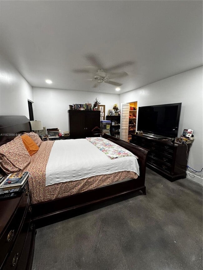 Building Photo - 6984 Greentree Ln
