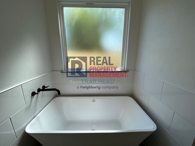 Building Photo - Stylish 3 Bed, 2 Bath Home in Gated Lakeside Community!