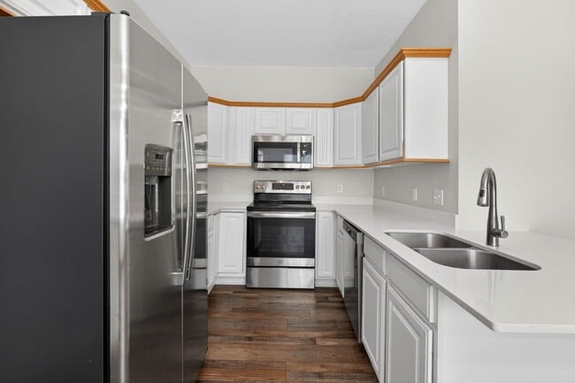 Building Photo - 3 Bedroom 3.5 bath