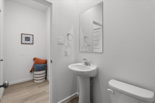 Building Photo - 535 Avisa Dr