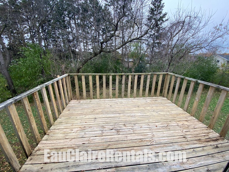 Deck - 2265 Frank St