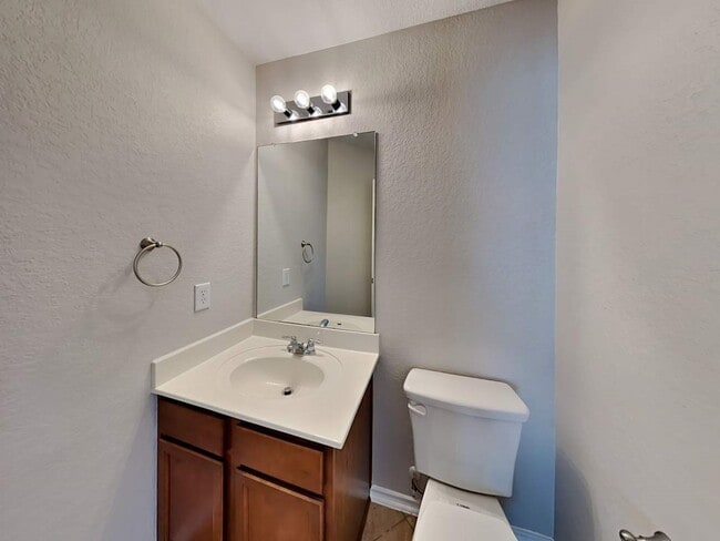 Building Photo - 114 Finch Knoll