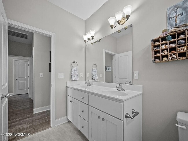Building Photo - 102 Captains Pointe
